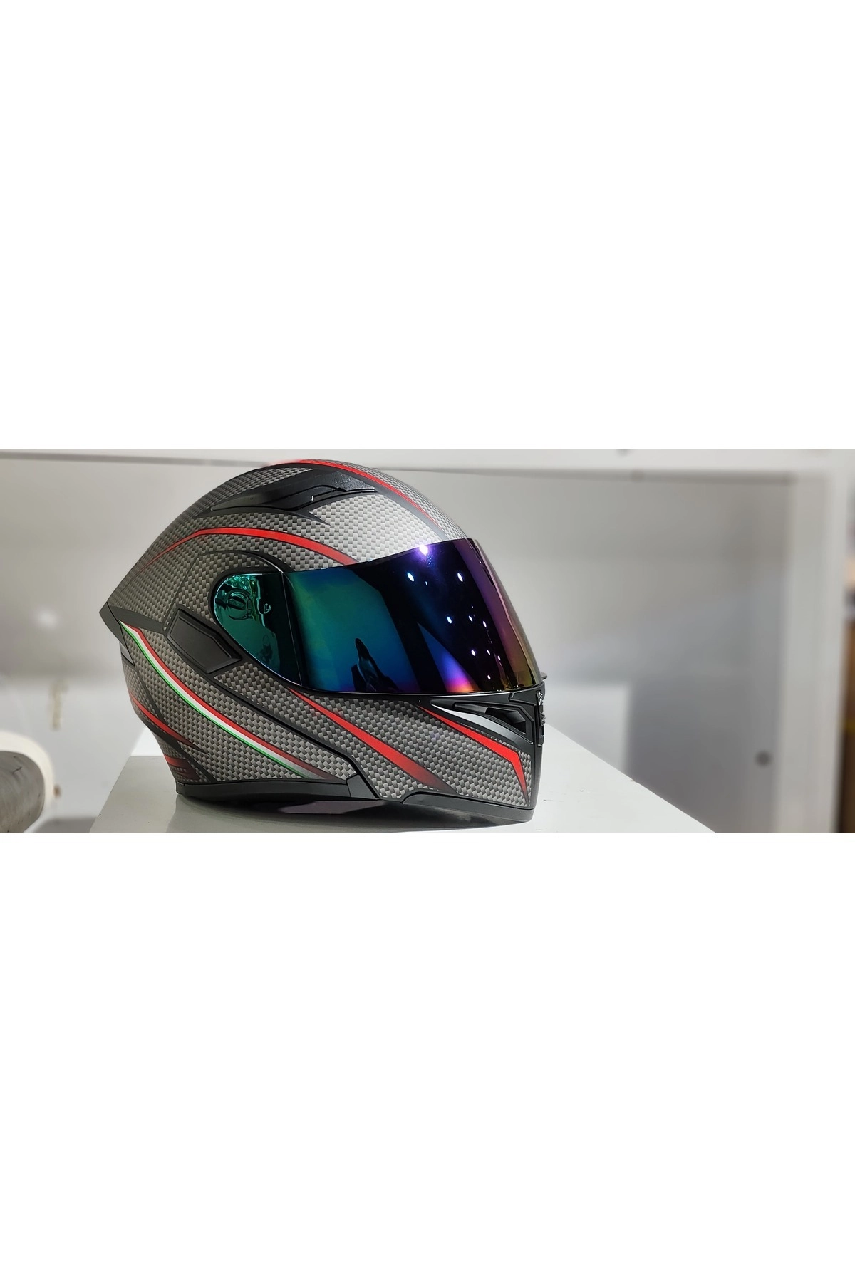 JK902 GÜNEÅ VİZÖRLÜ ÇENE PEDLİ ÇENE AÇILIR KARBON DESEN KASK(AYNALI CAMLI)